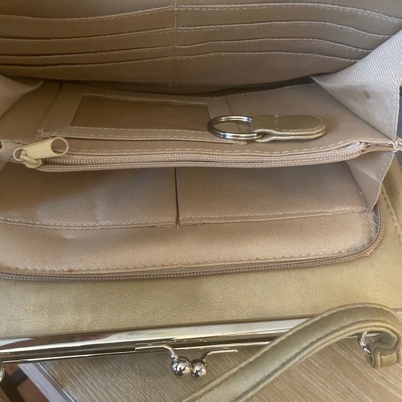 Vintage gold bag with long strap. - Picture 6 of 7